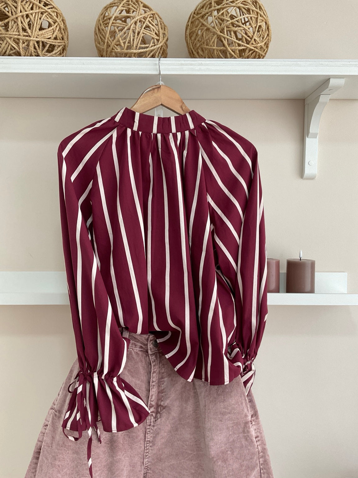 Burdeos | Camisa Bowie - look con pantalón rosa