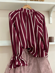 Burdeos | Camisa Bowie - detalle frontal con pantalón rosa