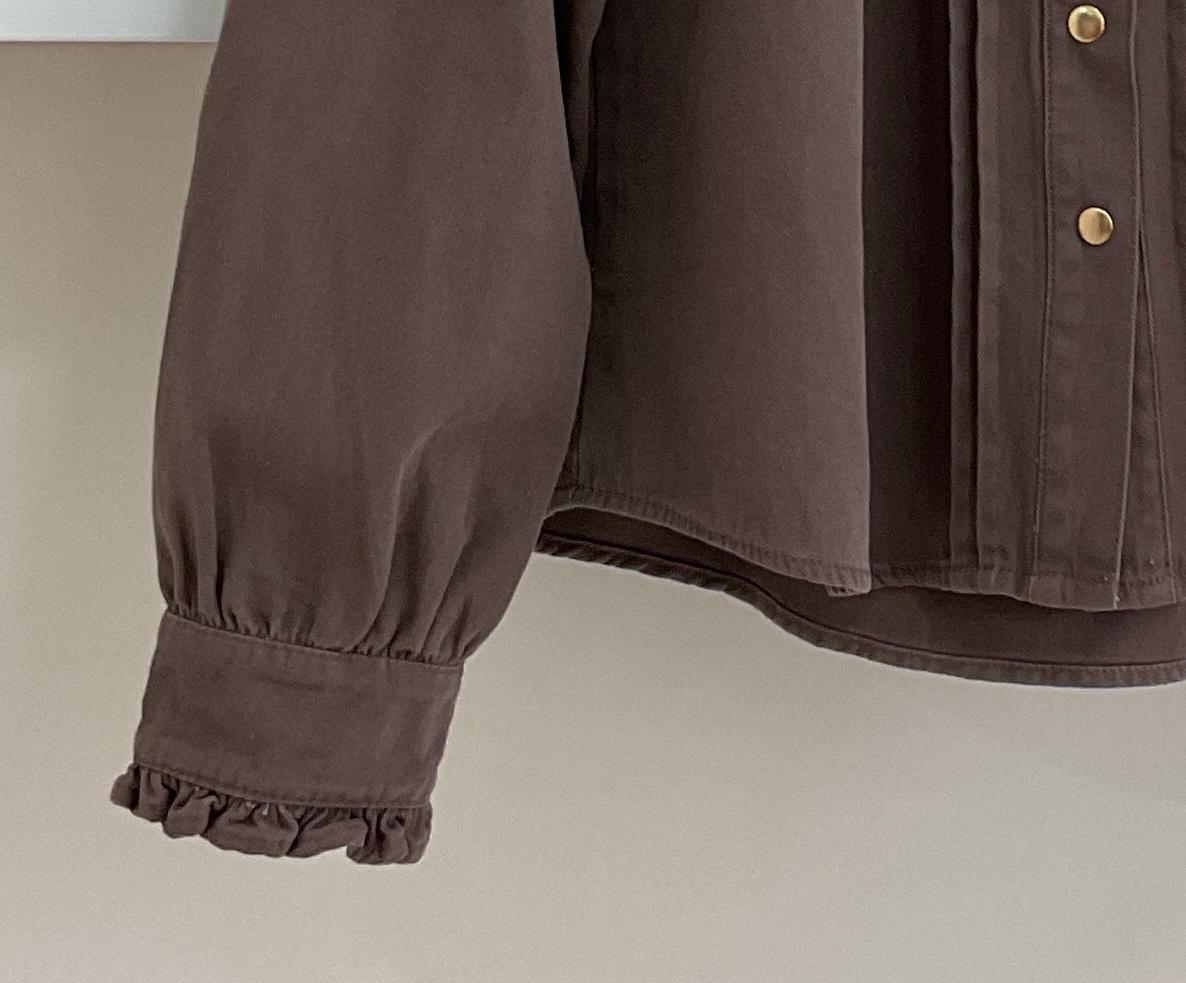 Marrón | Camisa Bridgerton detalle-puno