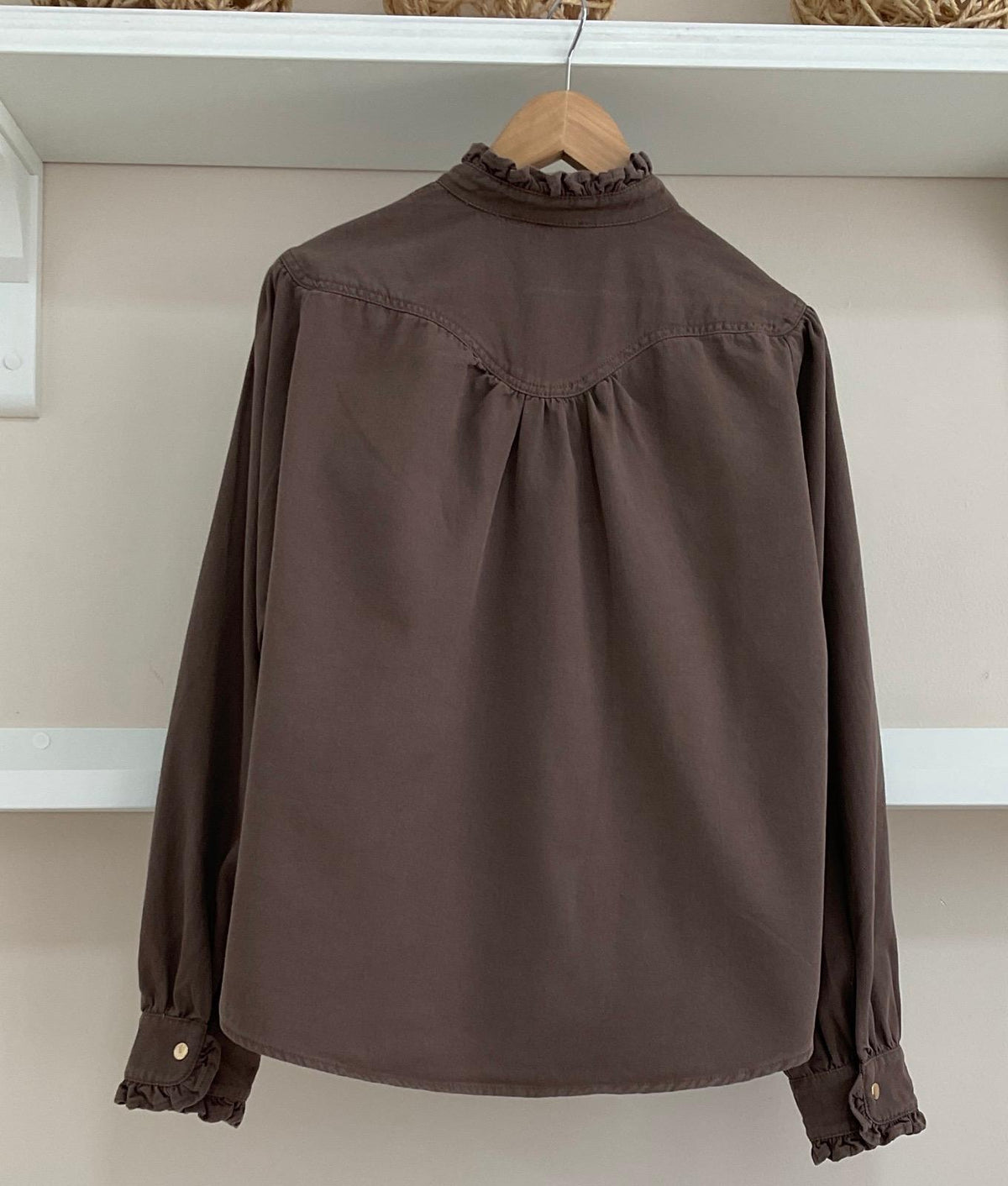 Marrón | Camisa Bridgerton espalda