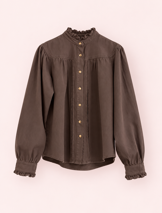 Marrón | Camisa Bridgerton - catálogo Matilusca sobre fondo rosa empolvado
