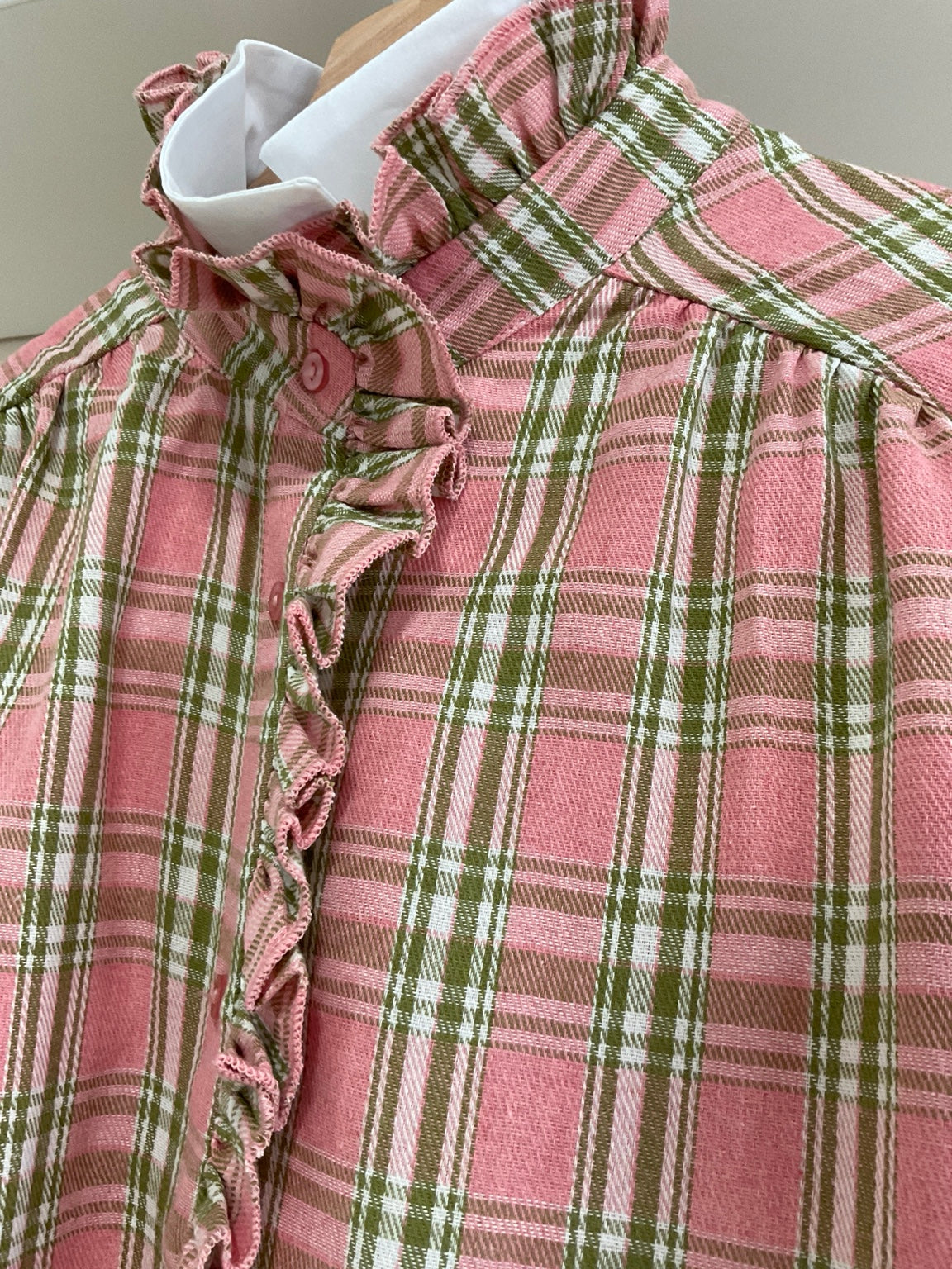 Rosa | Camisa Edith - detalle del cuello y volantes