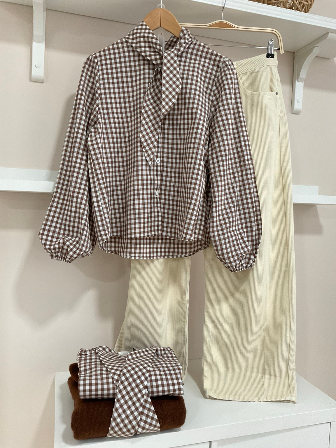Marrón | Camisa Cuadro Vichy con Lazada - look con pantalón crema