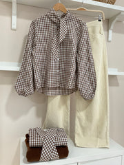 Marrón | Camisa Cuadro Vichy con Lazada - look con pantalón crema