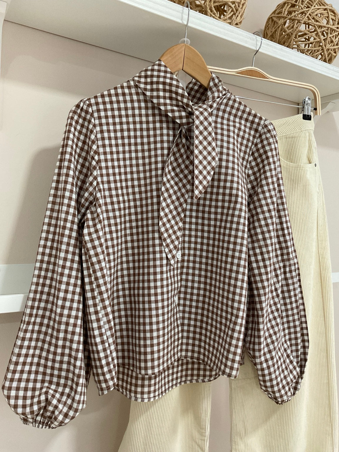 Marrón | Camisa Cuadro Vichy con Lazada — look con pantalón crema