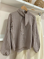 Marrón | Camisa Cuadro Vichy con Lazada — look con pantalón crema