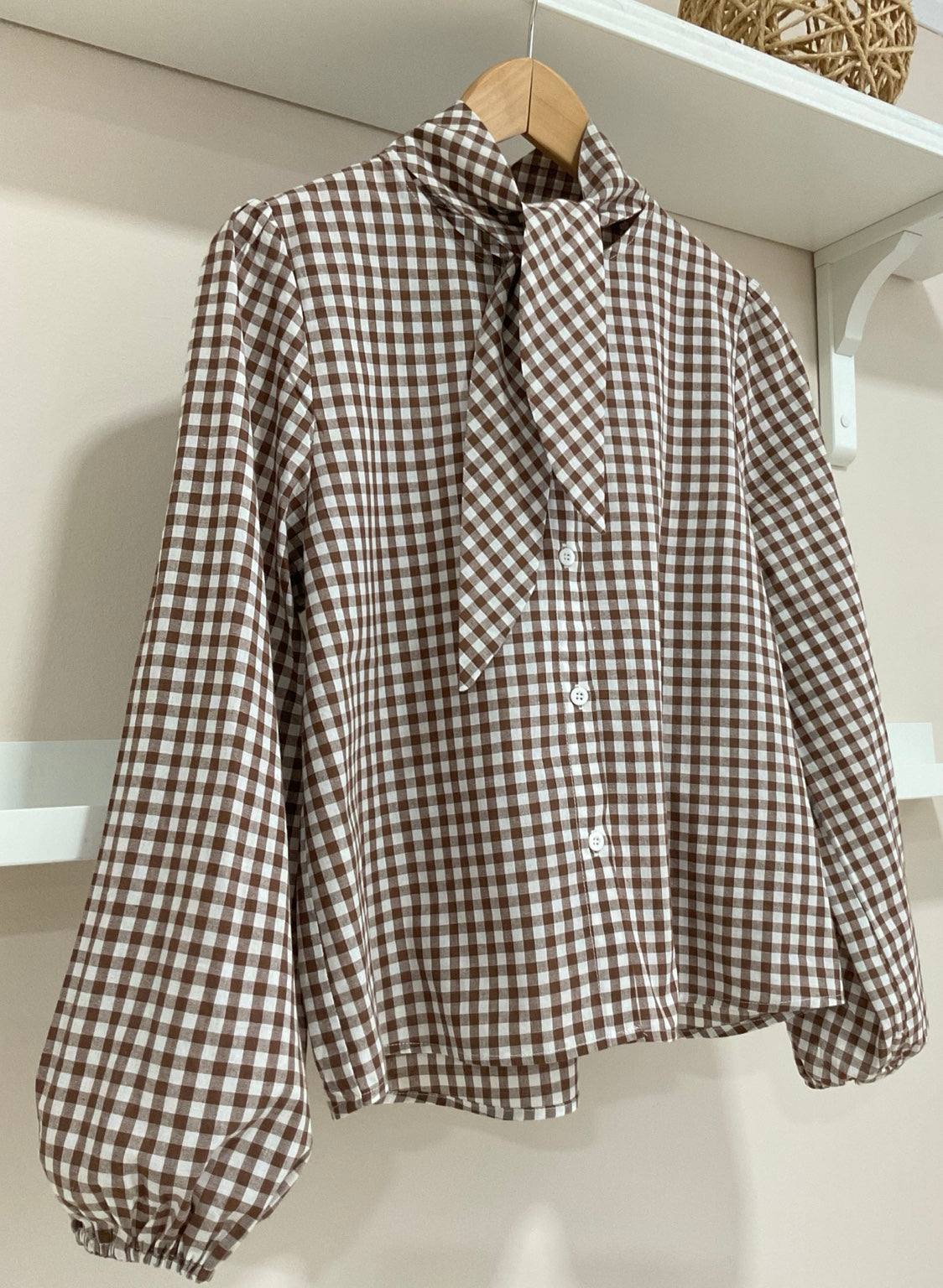 Marrón | Camisa Cuadro Vichy con Lazada - vista frontal lateral