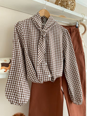 Marrón | Camisa Cuadro Vichy con Lazada — look con pantalón caldera