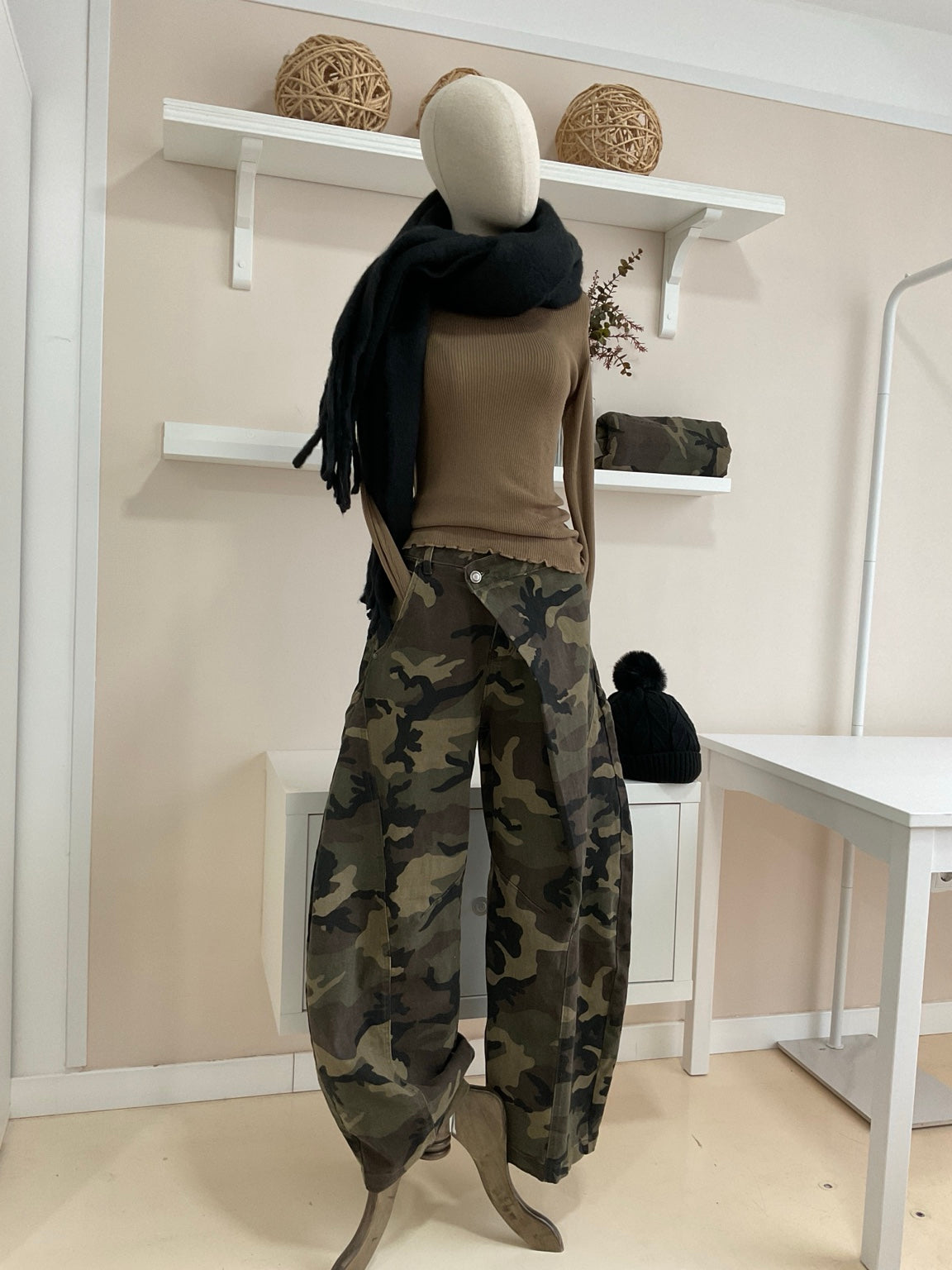 Verde Militar | Pantalón Camuflaje Cruzado — vista frontal en maniquí