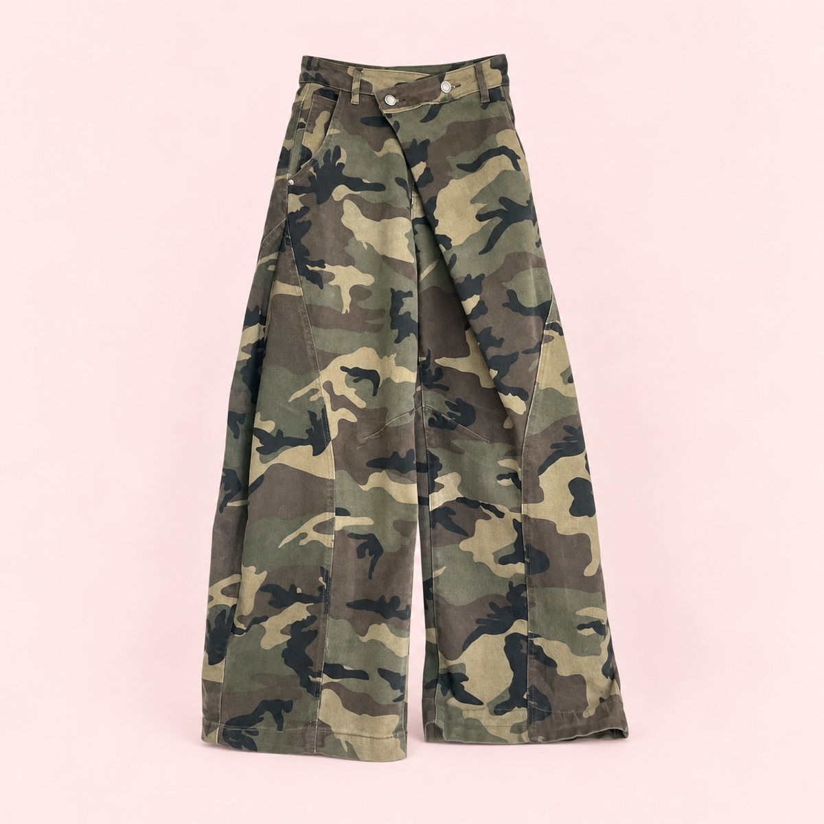Verde Militar | Pantalón Camuflaje Cruzado - catálogo completo sobre fondo rosa