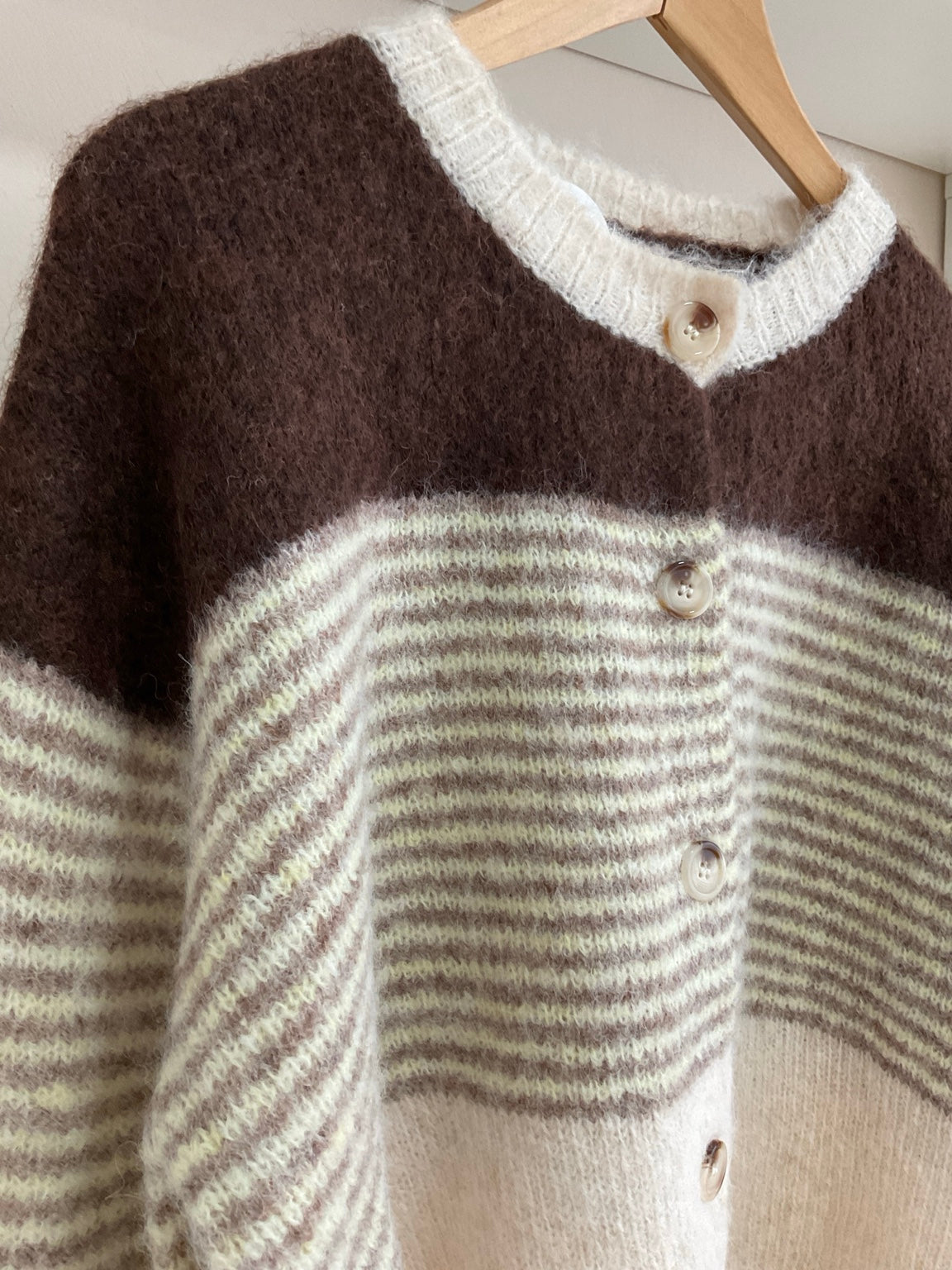 Cárdigan Bohemiam - detalle del cuello y botones