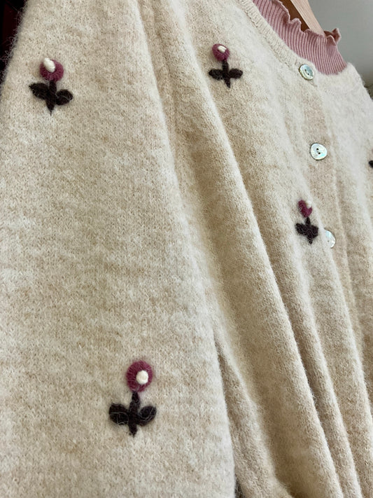 Crema | Cárdigan Gilda - detalle de las flores