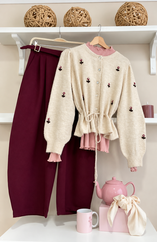 Crema | Cárdigan Gilda con pantalón Florencia Burdeos — portada