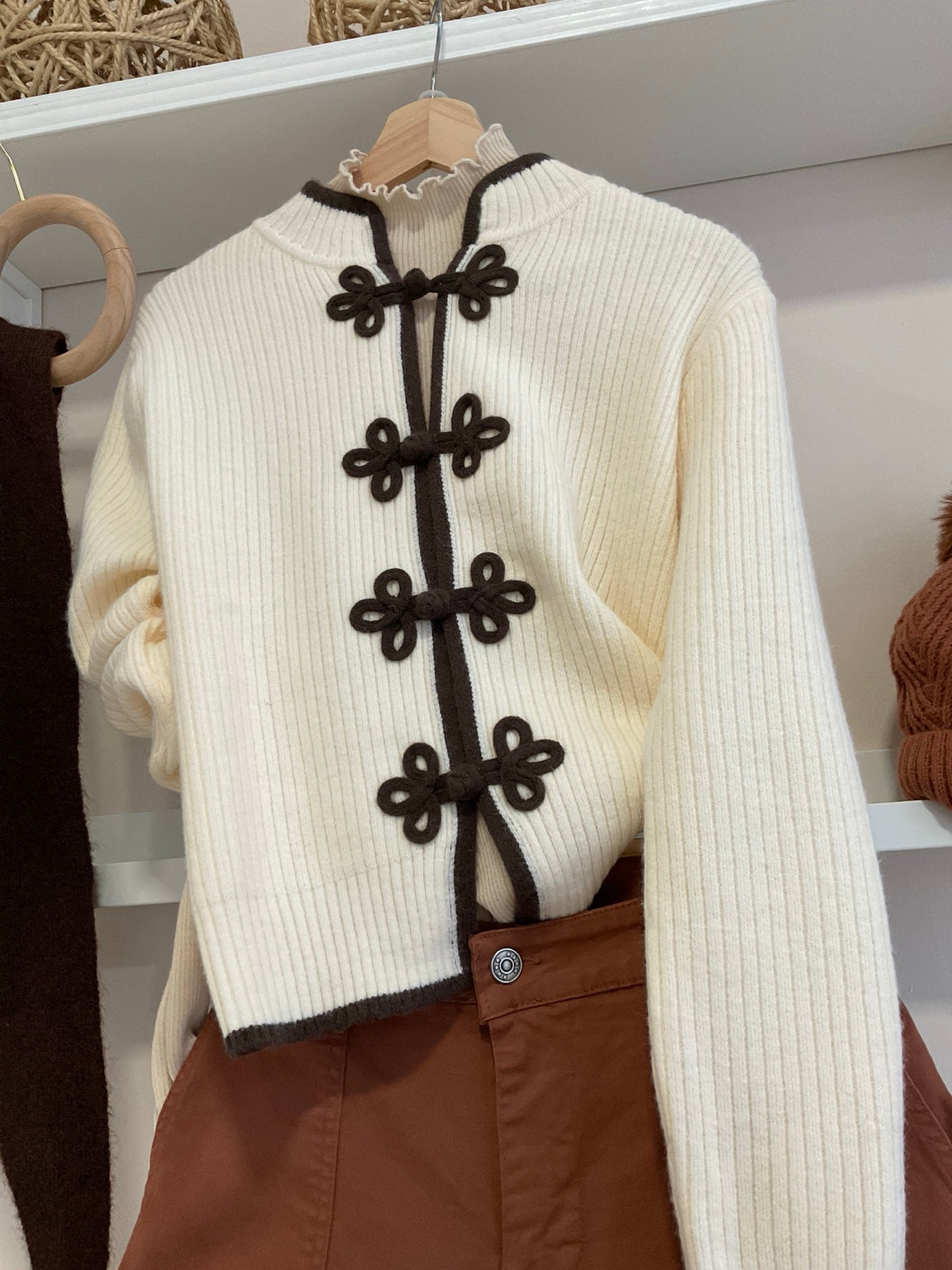 Crema | Cárdigan Canalé Viena - detalle de los cierres