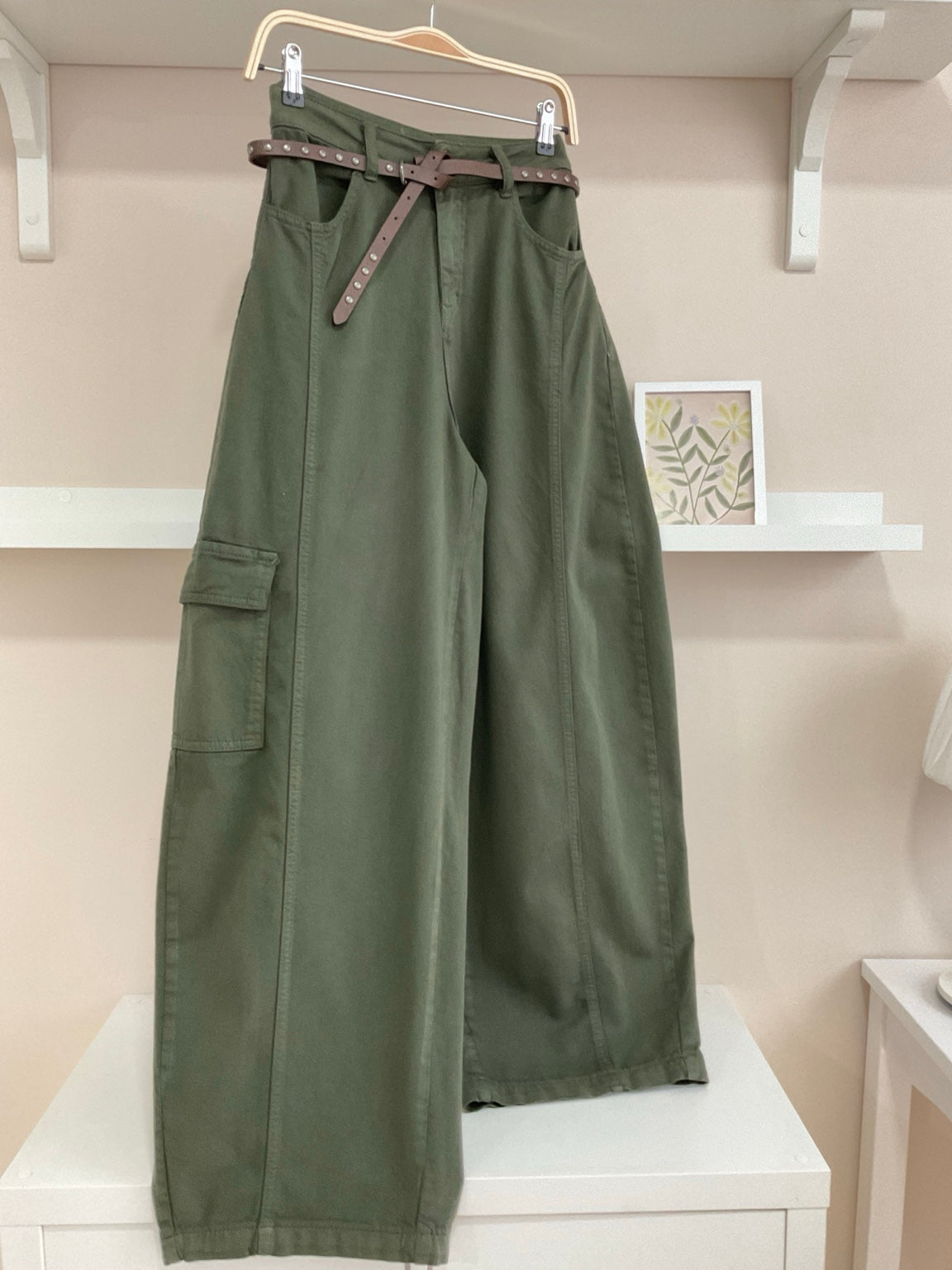 Pantalón cargo caqui — frontal