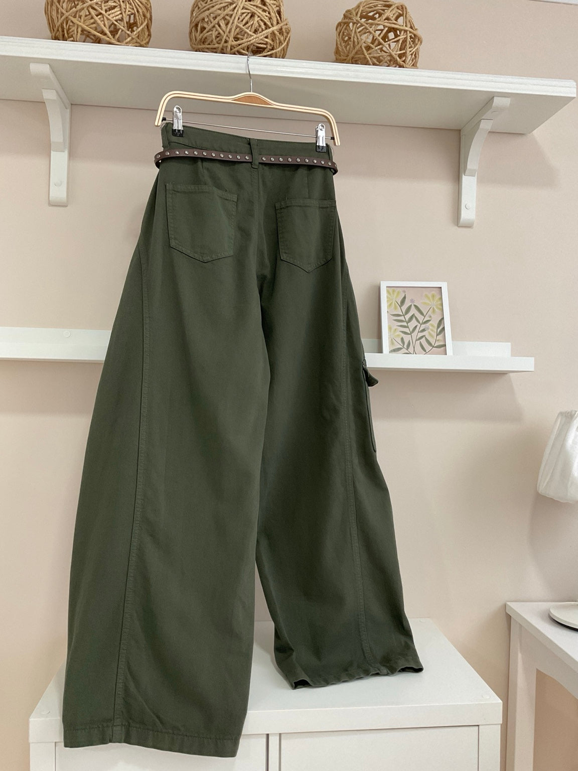Pantalón cargo caqui — trasera