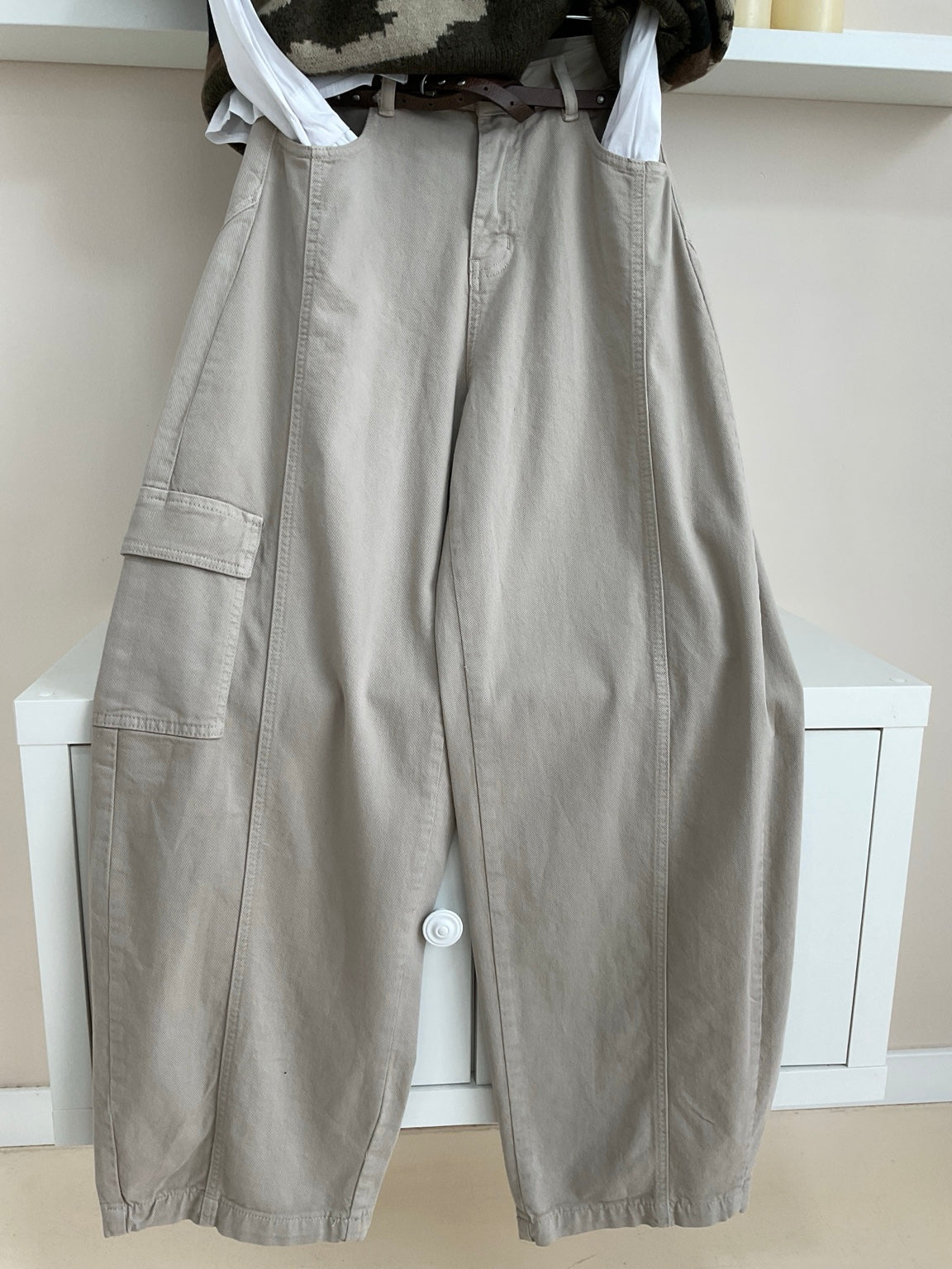 Taupe | Pantalón Cargo - detalle frontal