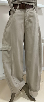Taupe | Pantalón Cargo — detalle frontal