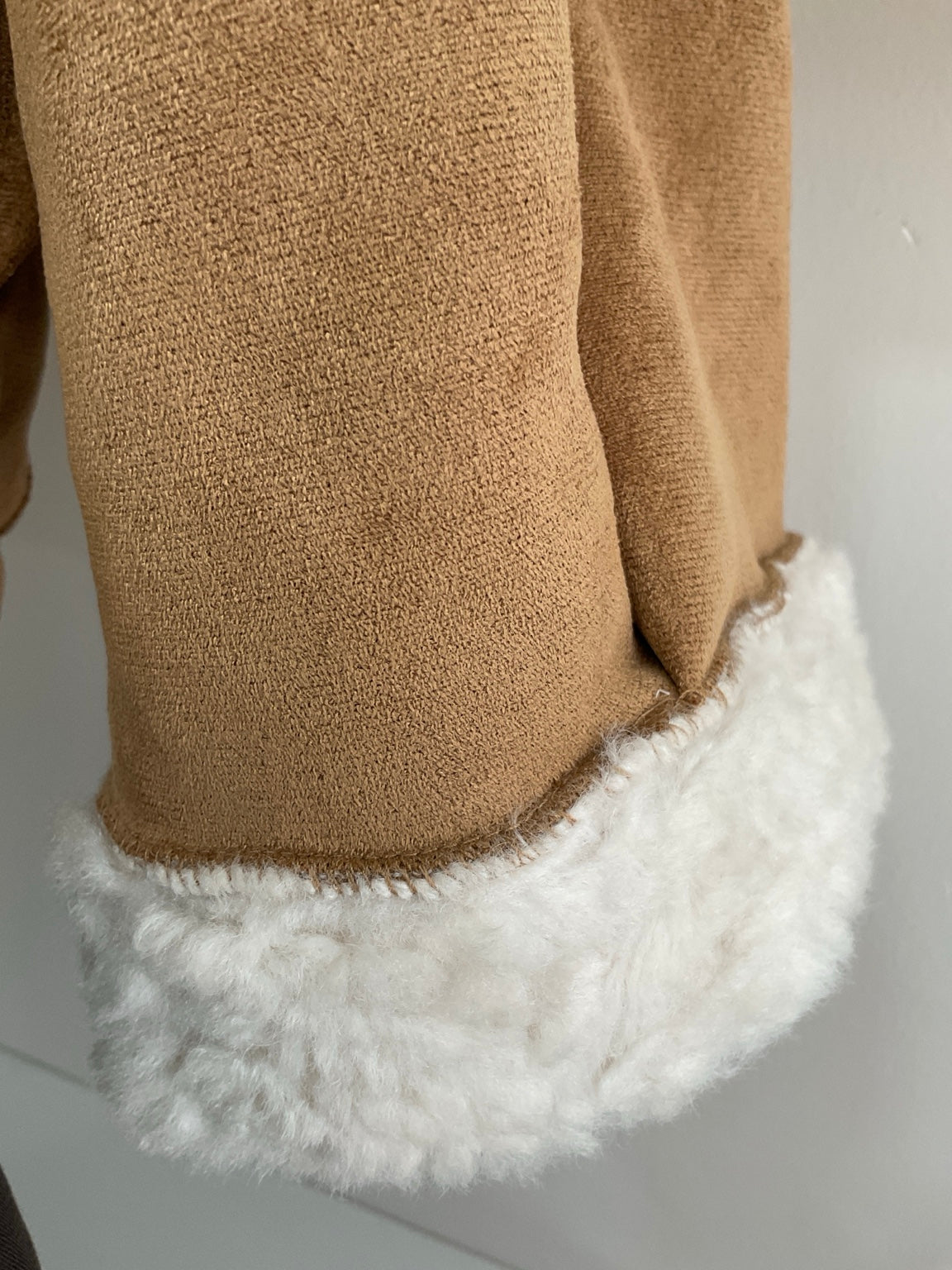 Cazadora Cabaña reversible | Detalle del lado camel y reverso de borreguito