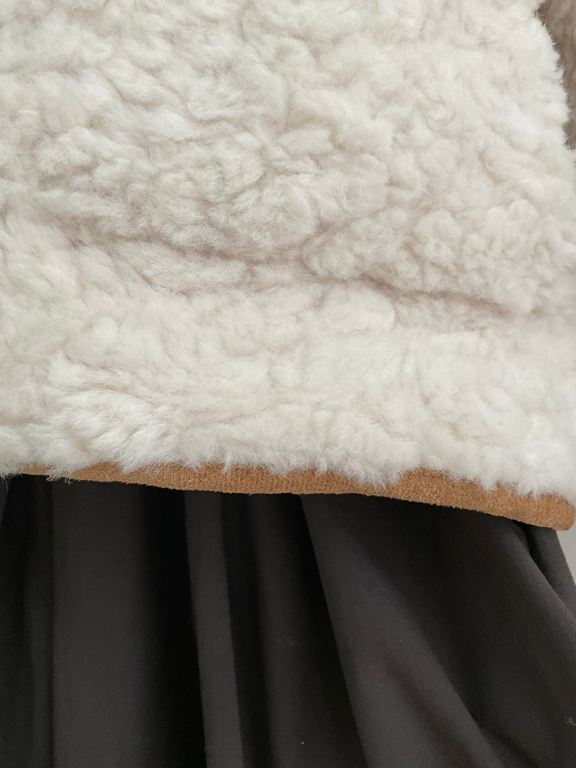 Cazadora Cabaña reversible | Detalle del borreguito crudo y ribetes camel