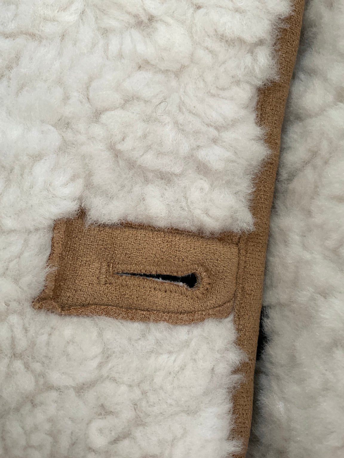 Cazadora Cabaña reversible | Detalle del borreguito crudo y ribetes camel