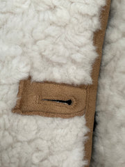 Cazadora Cabaña reversible | Detalle del borreguito crudo y ribetes camel