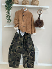 Verde Militar | Look con pantalón Camuflaje Cruzado, camisa blanca y Cazadora Cabaña reversible