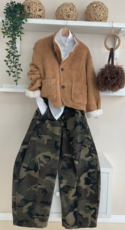 Cazadora Cabaña reversible | Look con camisa blanca y pantalón camuflaje cruzado
