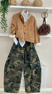 Cazadora Cabaña reversible | Look con camisa blanca y pantalón camuflaje cruzado