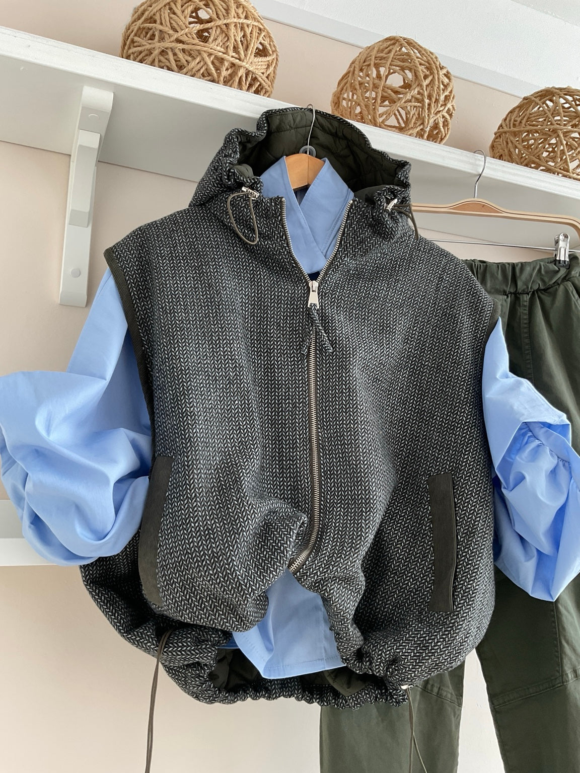 Detalle frontal chaleco San Junipero con camisa azul