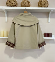 Detalle del cuello, botones y forro de cuadros de la gabardina Hepburn