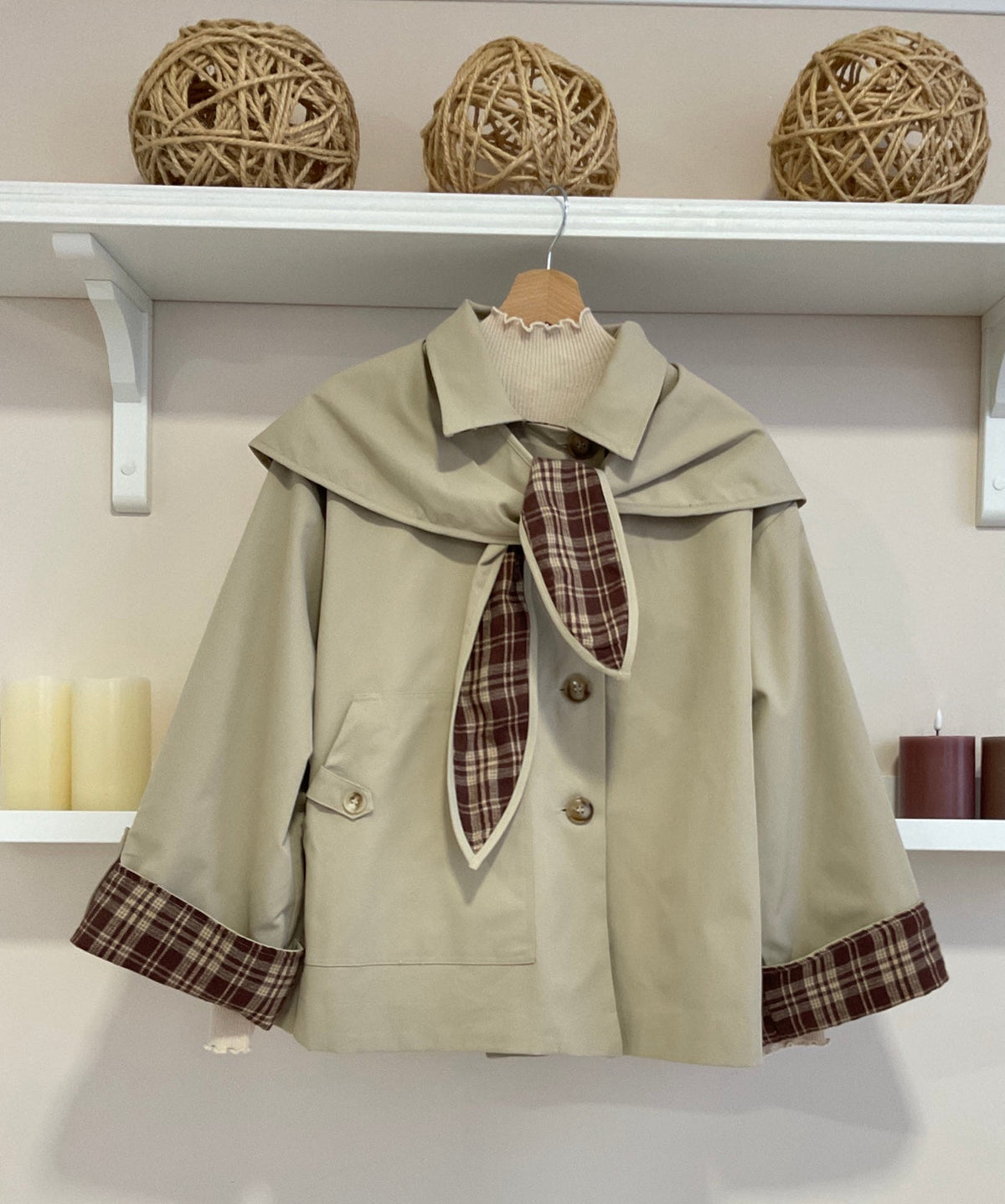 Gabardina Hepburn beige vista trasera con puños de cuadros