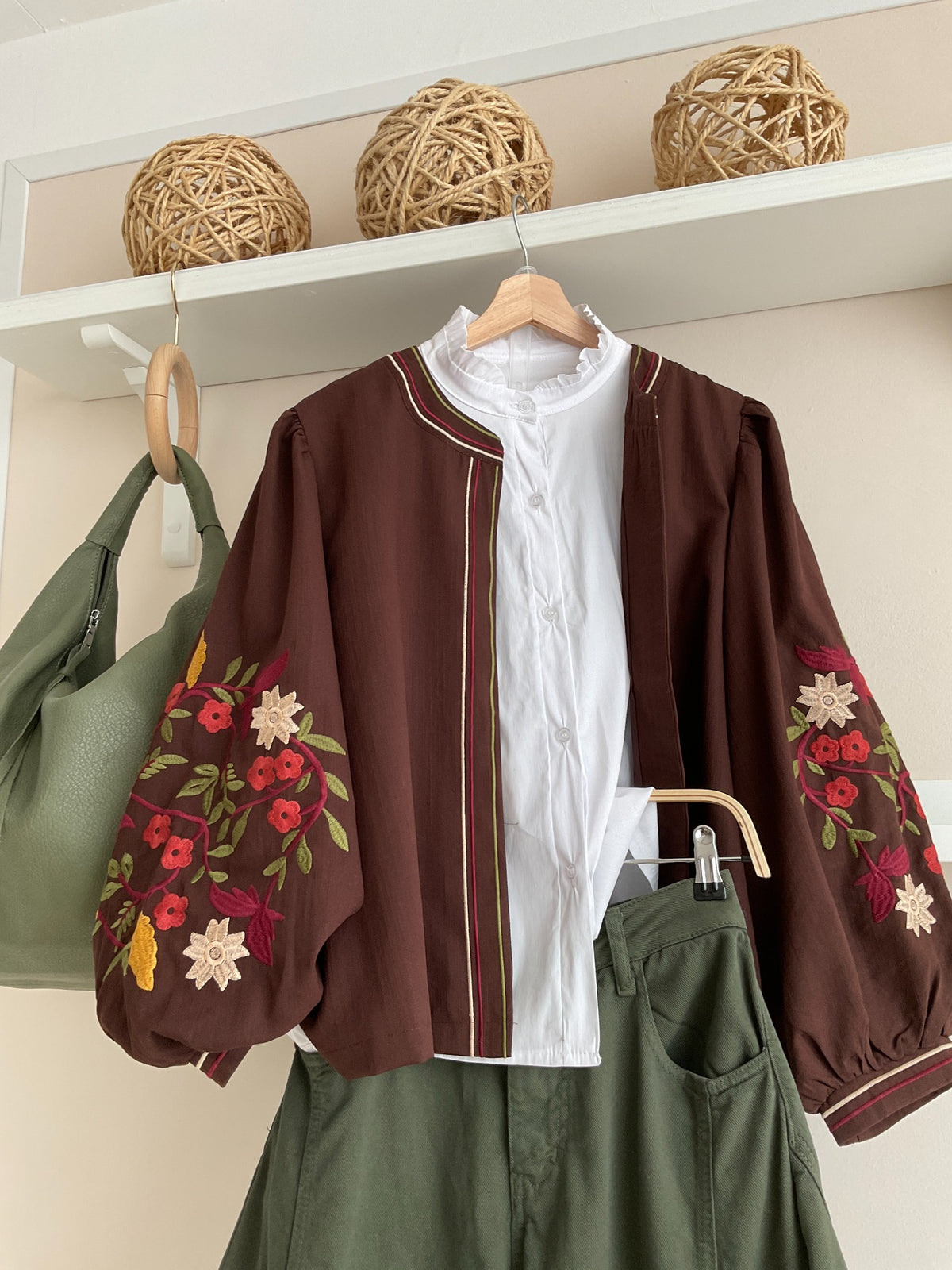 Chaqueta chocolate con flores bordadas - vista frontal y detalle