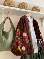 Chaqueta chocolate con flores bordadas - detalle de manga