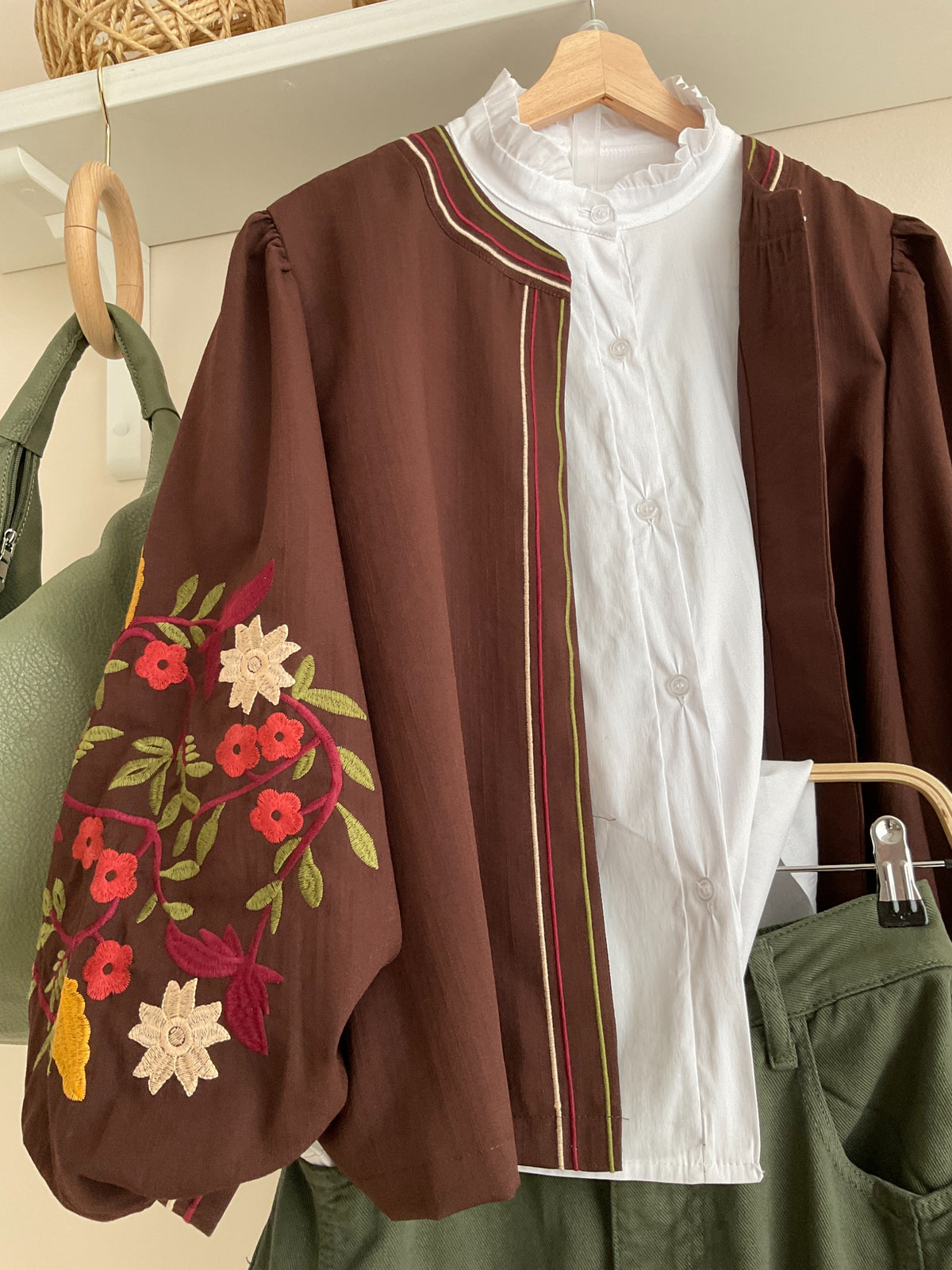 Chaqueta chocolate con flores bordadas - detalle frontal