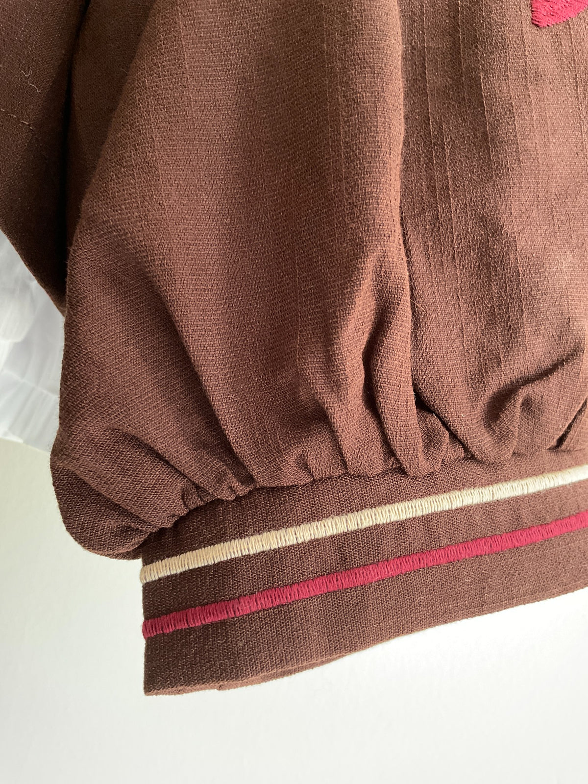 Chaqueta chocolate con flores bordadas - detalle de puño