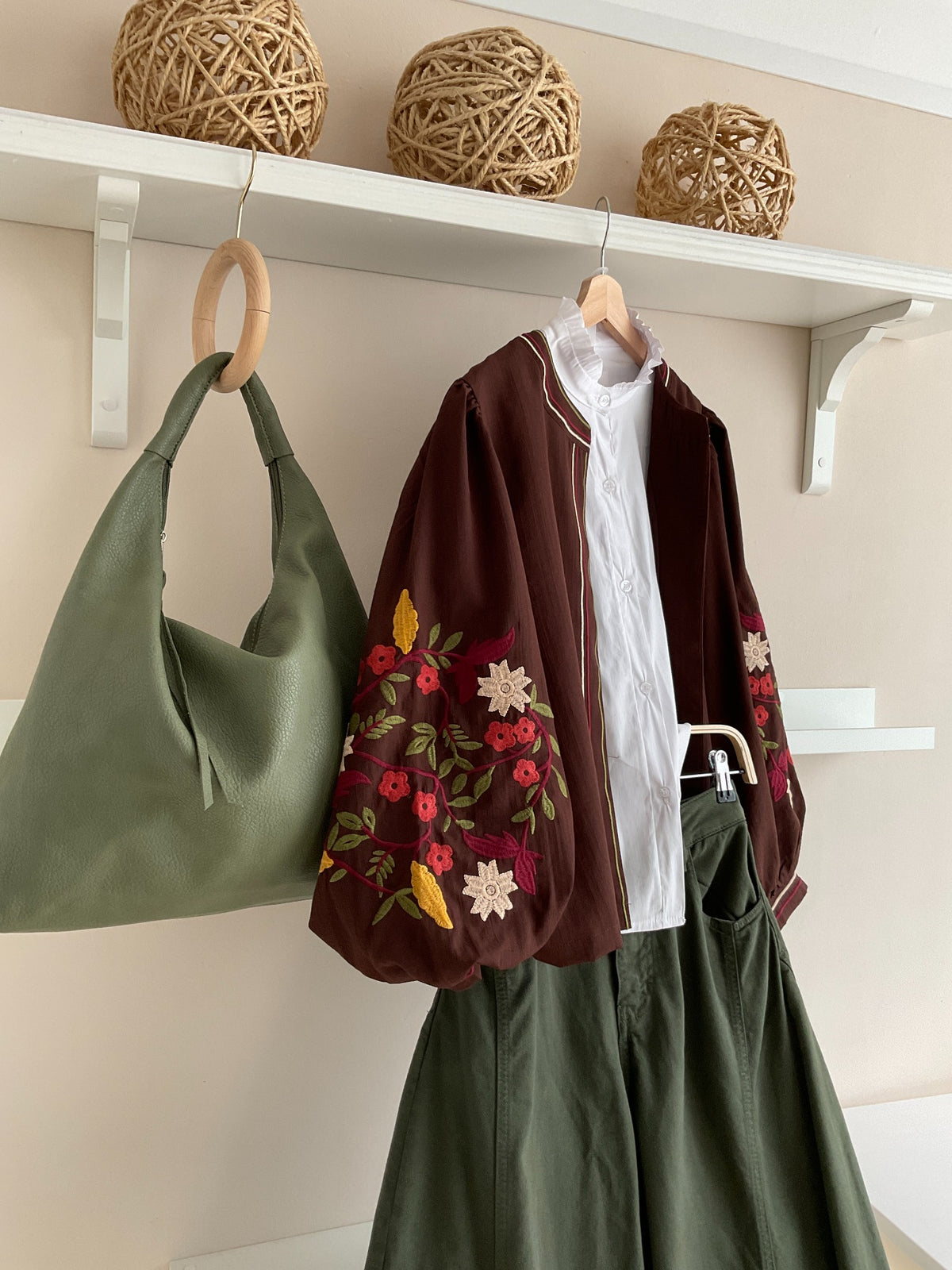Look Matilusca con chaqueta chocolate de flores bordadas