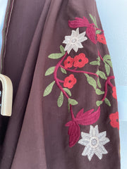 Look Matilusca con chaqueta chocolate de flores bordadas
