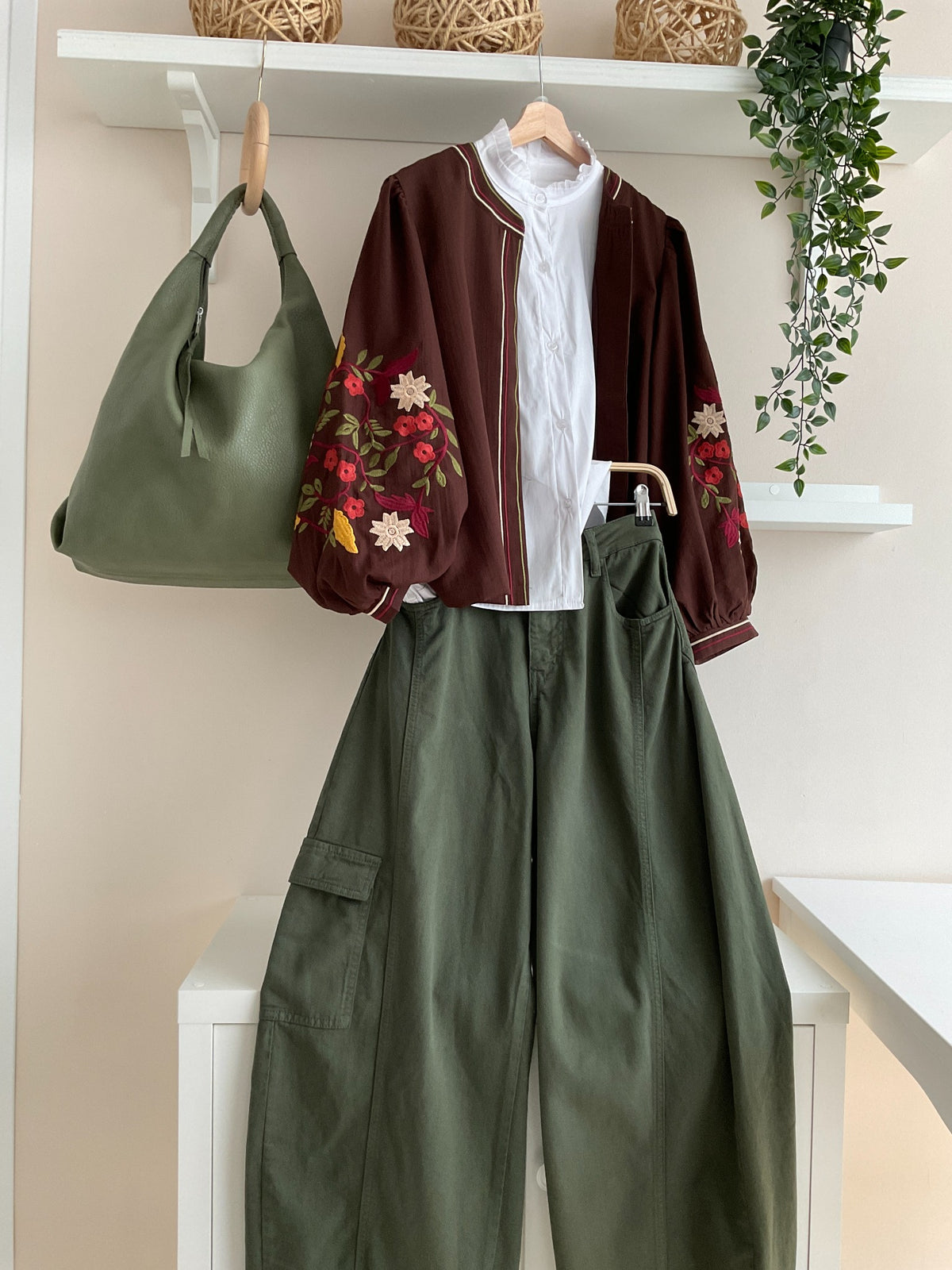 Look Matilusca con chaqueta chocolate de flores bordadas