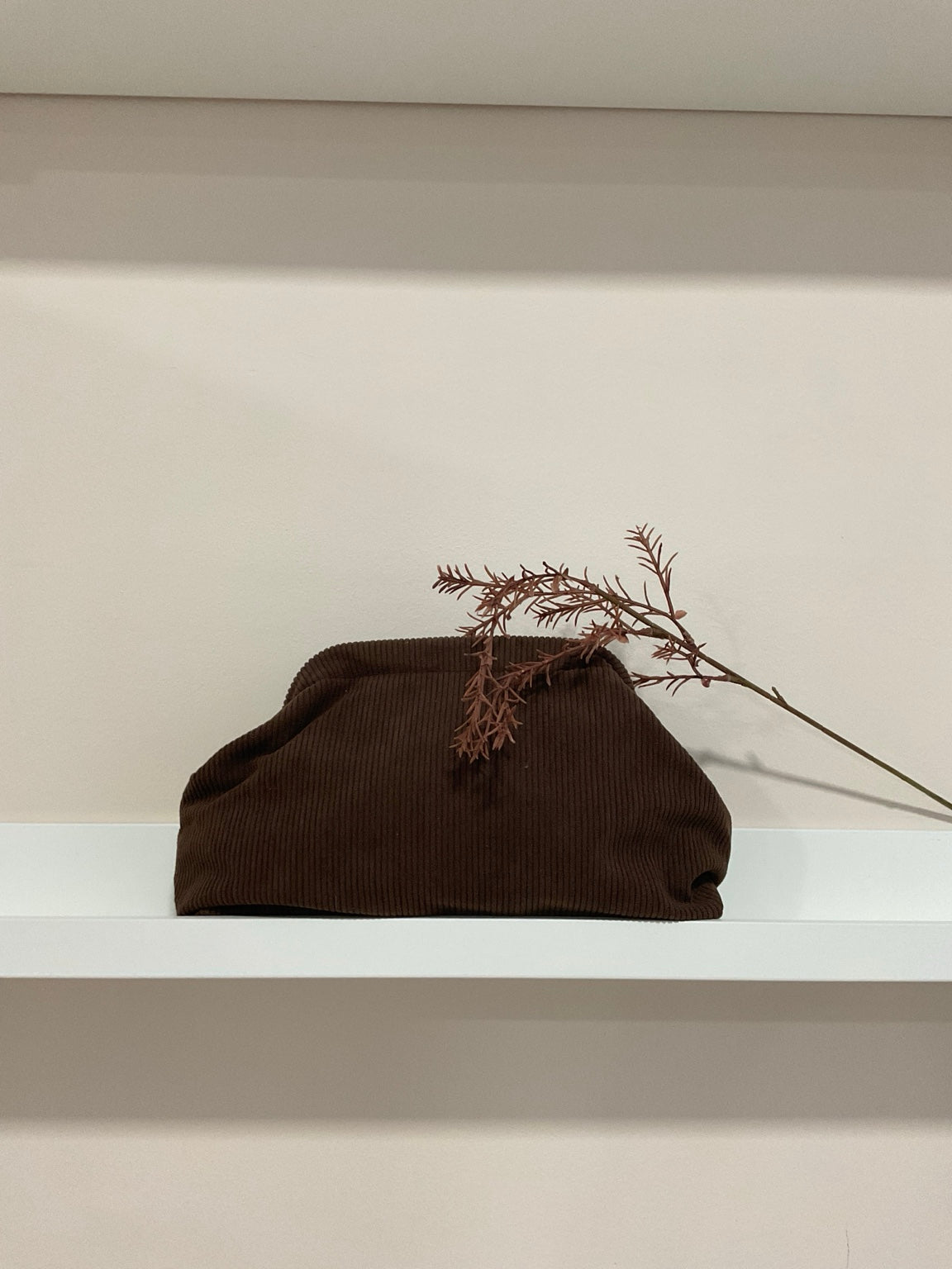 Marrón | Bolso Clutch de Pana - fotografía original con rama decorativa