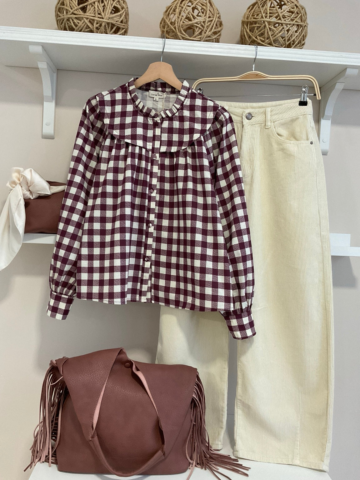 Camisa Cora de cuadros con pantalón de pana gruesa crema - look completo