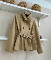Camel | Gabardina Scotland - vista lateral con cinturón