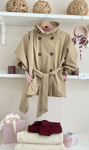 Camel | Gabardina Scotland - look frontal con jersey rosa