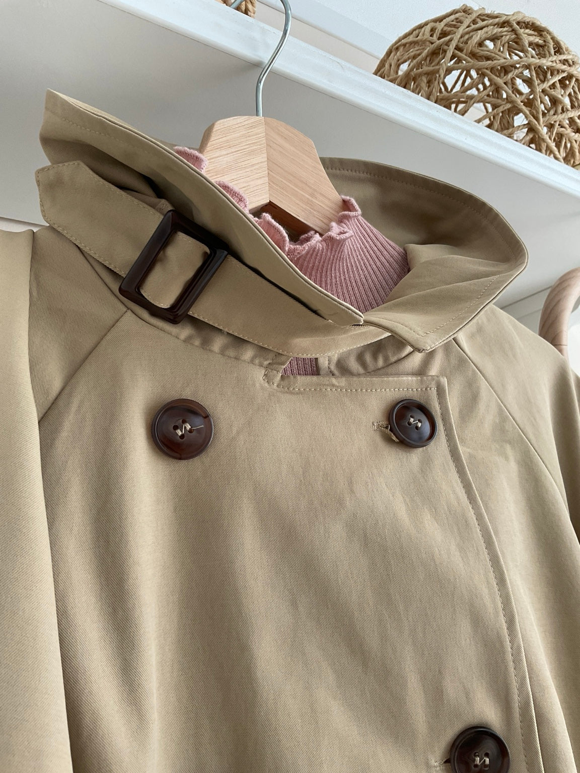 Camel | Gabardina Scotland - detalle del cuello y botones