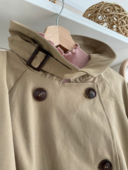 Camel | Gabardina Scotland - detalle del cuello y botones