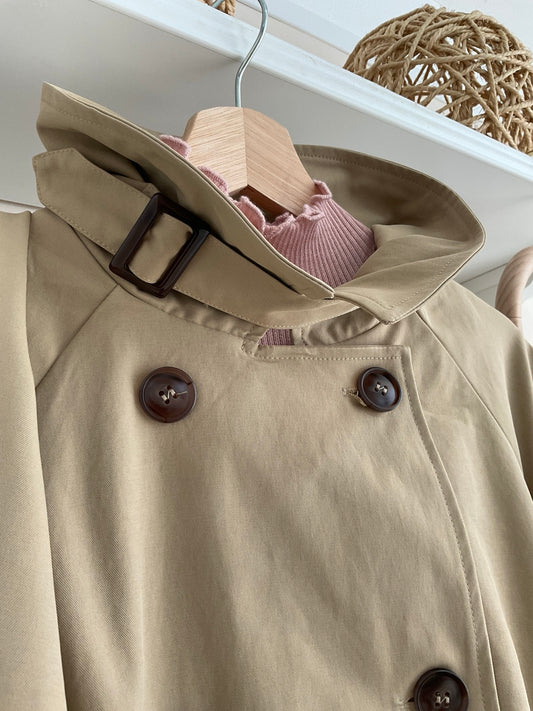 Camel | Gabardina Scotland - detalle del cuello y botones