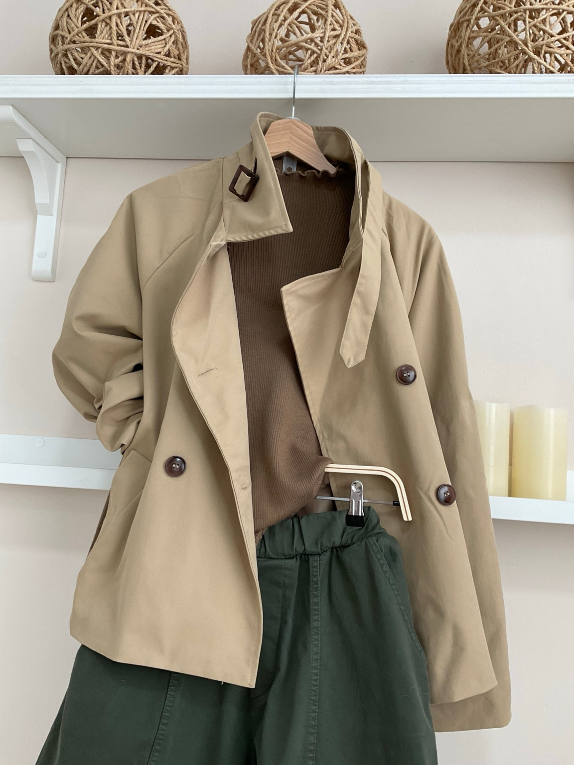 Camel | Gabardina Scotland - look con pantalón verde