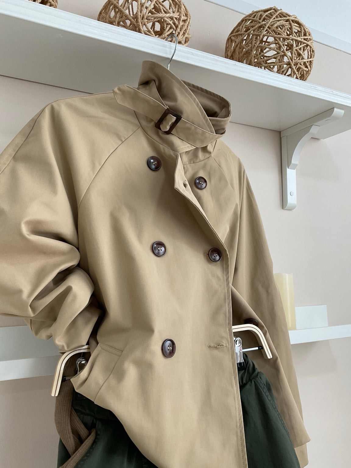 Camel | Gabardina Scotland - detalle del look