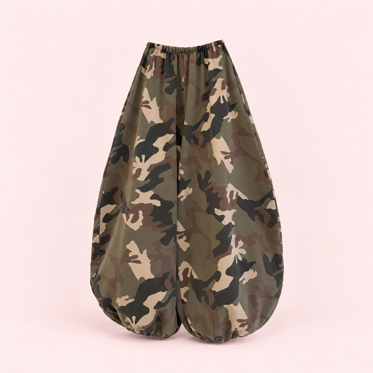 Kaki | Pantalón Globo Camuflaje - catálogo completo sobre fondo rosa