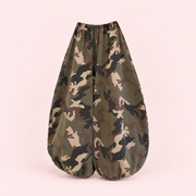 Kaki | Pantalón Globo Camuflaje - catálogo completo sobre fondo rosa